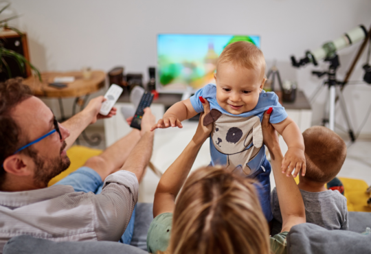 Telewizja w tle negatywnie wpływa na zabawę, sen i rozwój dziecka