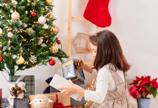46 pomysłów na mikołajkowe lub świąteczne prezenty, które wspierają rozwój dziecka od 0 do 4 lat